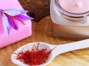Saffron is used to brighten the face, know the right and easy way to use it