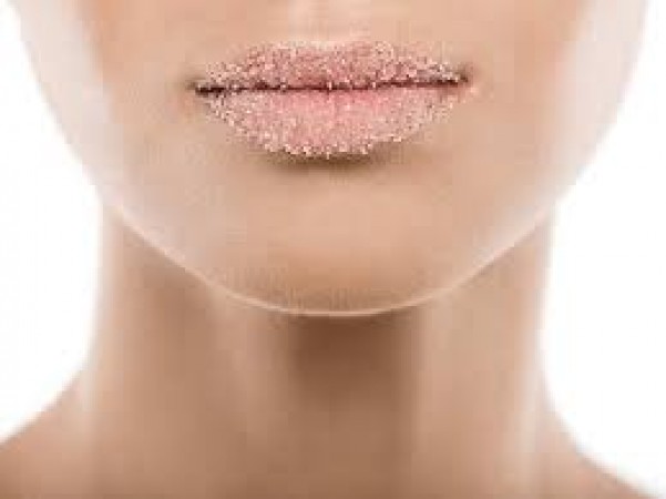 These 5 habits of yours darken your lips