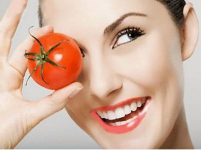 Get glowing skin with this tomato face pack