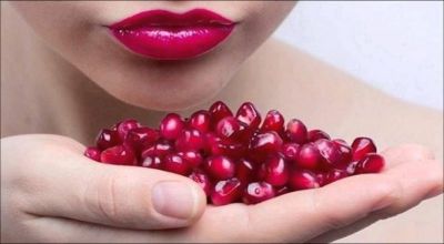 The face pack of Pomegranate will bring pink glow in your skin