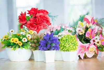 कृत्रिम रंगीन फूलों के साथ अपने घर को दे और नया डिजाइन