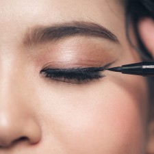 Apply eyeliner in this way, it will look like a makeup artist has applied it