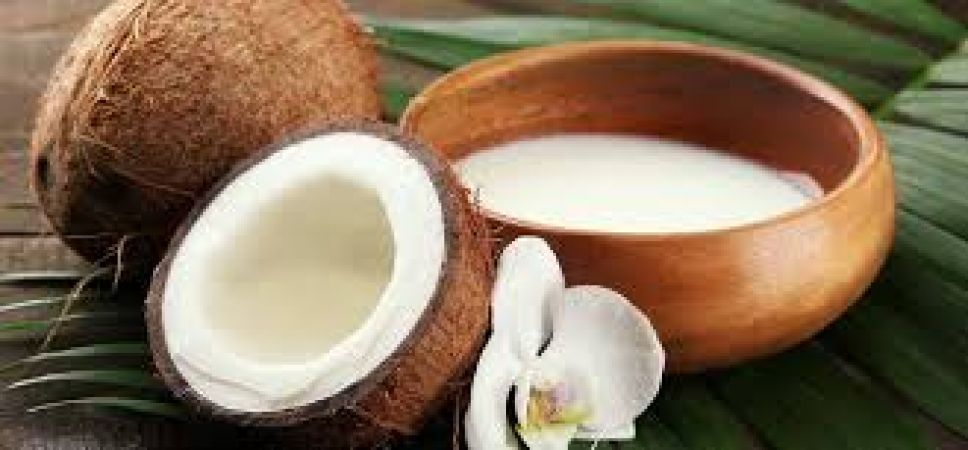 Use coconut milk as shampoo to get silky and shiny hair