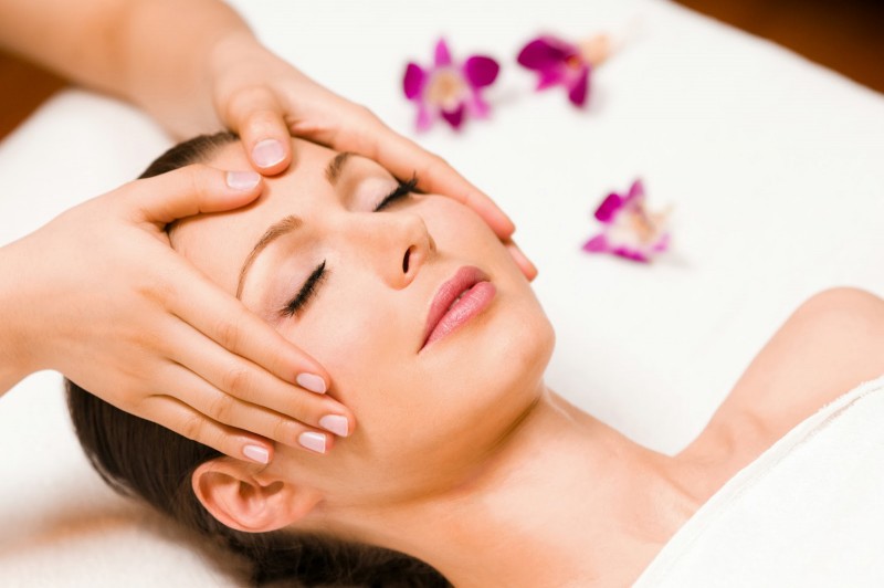 The Benefits of Facial Massage: How to Promote Circulation and Luminous Skin