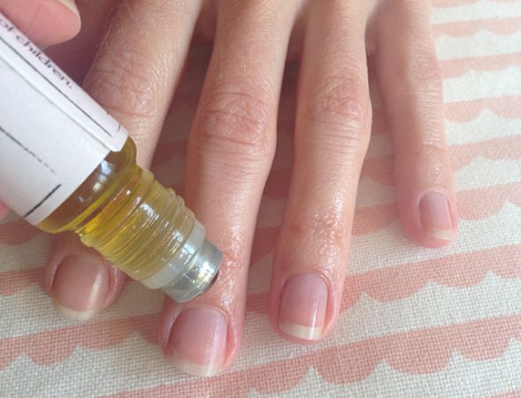 Castor oil gives the glow of your nails back