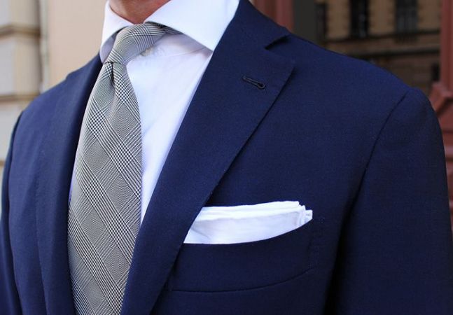 7 Easy steps of tying a Four-in-Hand Knot Tie