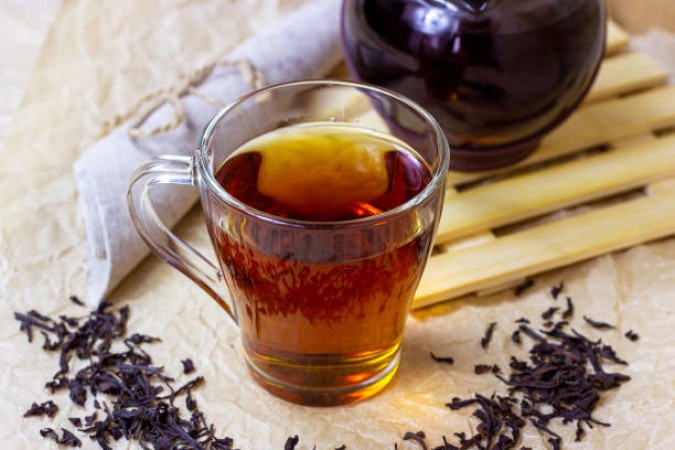 Use boiled tea leaves like this, hair will become black and thick