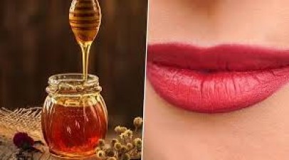The benefits of applying honey on lips will surprise you, use it like this
