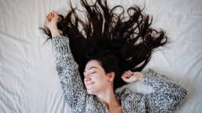Hair Care Tips: जानिए रात में बालों में कंघी करके सोना चाहिए या नहीं