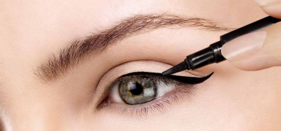 Some tricks to apply Eyeliner by yourself