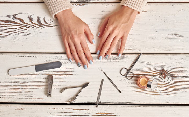 HOW TO GIVE YOURSELF A PERFECT MANICURE AT HOME