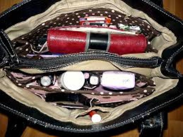 5 things that every girl should carry in her bag