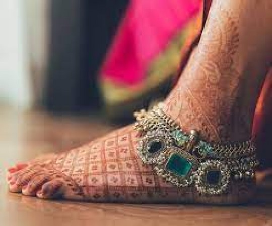 Anklet has to be given as a gift to the bride, see the beautiful design here