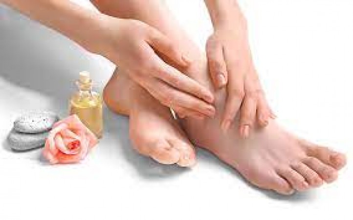 Apply this oil on the soles of your feet and see how your face glows