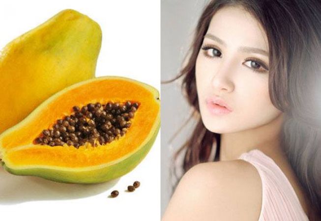 Papaya seeds bring beautiful accents in the skin