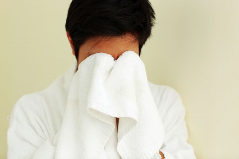 चेहरे पर बार-बार तौलिये का इस्तेमाल करने के है कई नुकसान