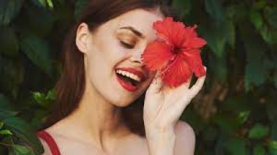 Use hibiscus flowers for skin like this, you will get glowing skin