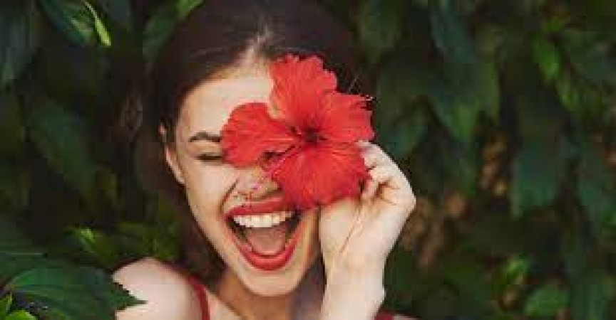Hibiscus flower brings glow on the face, know how