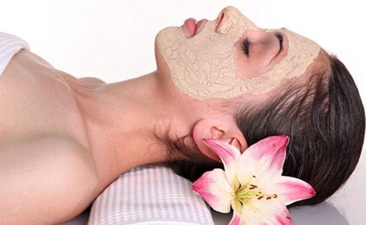 Try Multani mitti and Sandalwood facepack to get rid of oily skin