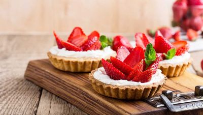 Charge your Saturday meal with Banana Phirni Tartlets and Fresh Strawberries