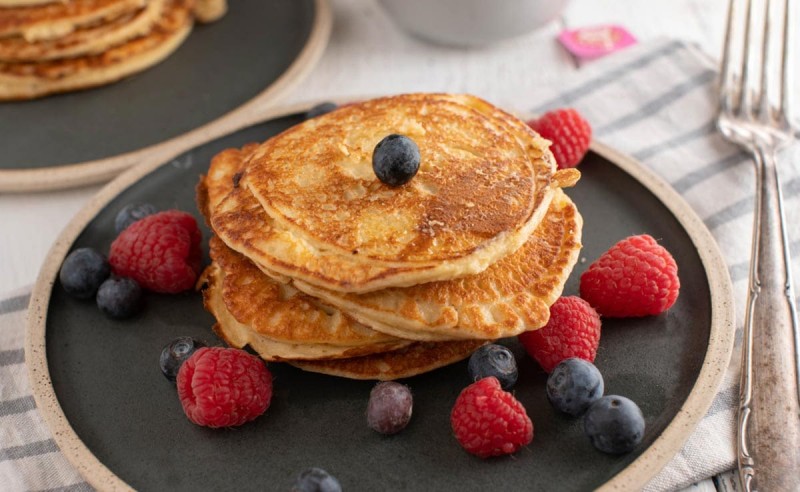 Make delicious pancakes from leftover rice, serve hot for breakfast