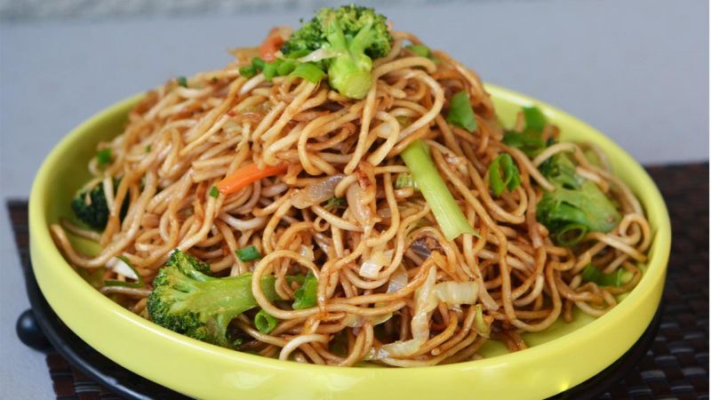 Make tasty Veg Hakka Noodles at home