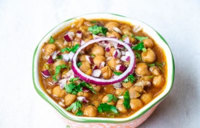 Easy recipe to make delicious Chole Chickpea curry