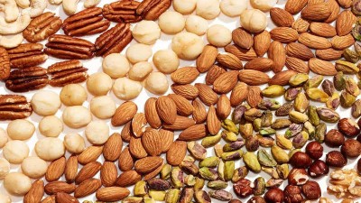 You Can't Stop Eating Nuts: You Can Eat Over 6 Nuts a Day. What Should You Do?