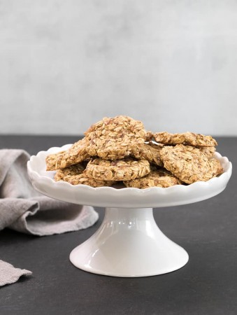 Easiest-ever date and oat cookies Recipe