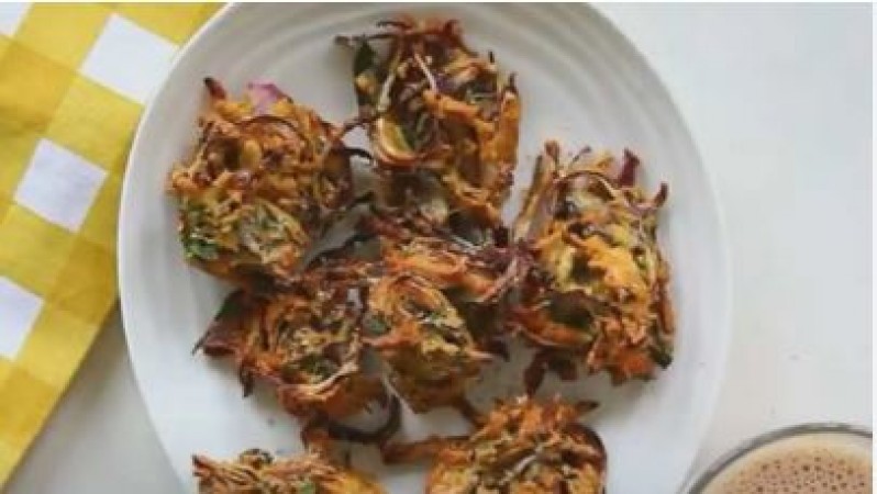 Make these spicy tasty pakoras in the rainy season, the method of making it is easy