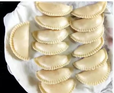 If you don't have time to make Gujiya then prepare Long Laungla at home in an easy way.