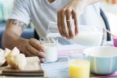 Drinking milk regularly may be linked to lower risk of heart disease