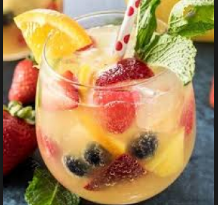 Summer Refreshing Drink: Fruit cocktail drink