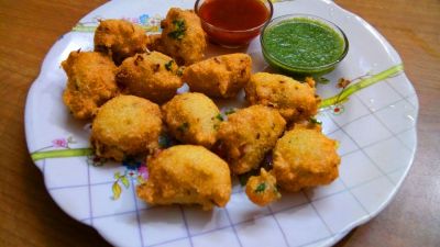 Try the crispy and crunchy Rava Pakode