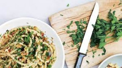 Walnut and Lemon Parsley Spaghetti: If you want to make something special on the weekend, then make this with spaghetti and walnuts