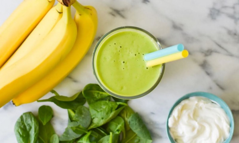 Making a Nutritious Green Smoothie: A Recipe with Spinach, Apples, and Oranges