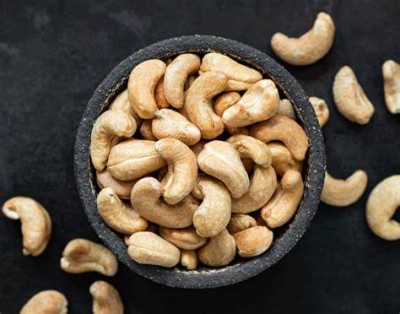 How many cashews is it good for health to eat in a day?