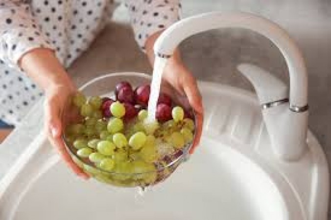 This is the right way to wash grapes, not by keeping them in a vessel