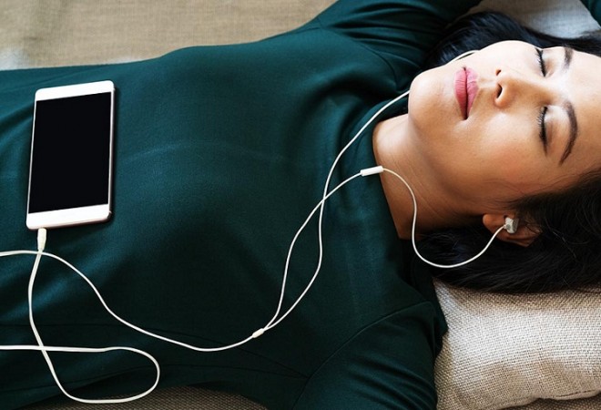Study reveals Listening music at bedtime improves elders’ sleep quality