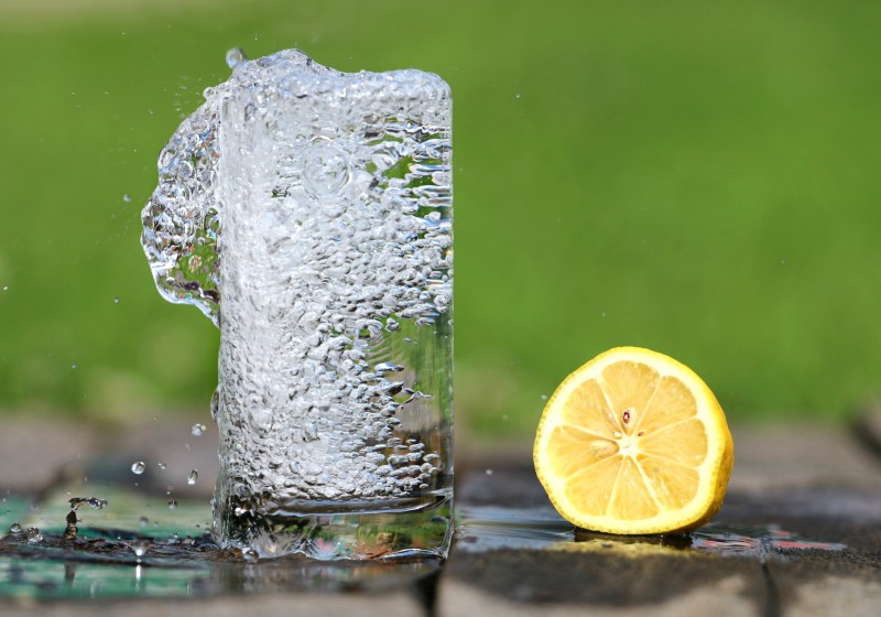 Exploring the Advantages and Drawbacks of Carbonated Water: Sparkling vs. Still