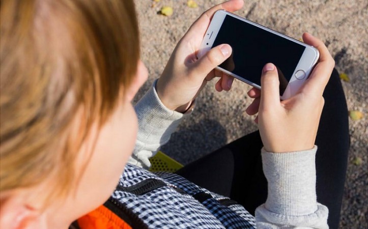 Children’s Mobile Maturity: Life Behind Screens of Parents, Tweens, and Teens
