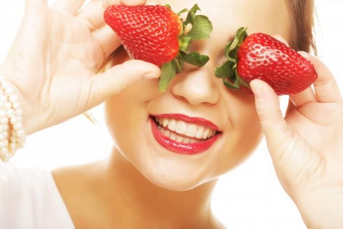 Strawberry intake is beneficial for eyes