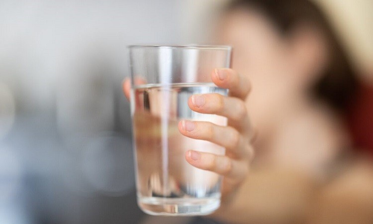 Here's How to Recognize the Hidden Dangers of Repeatedly Using the Same Glass for Drinking Water