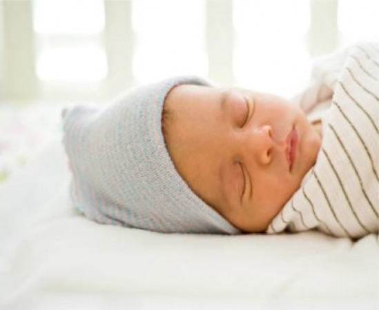 When does a new born baby sleep? Know how right and wrong it is to wake him up in between?
