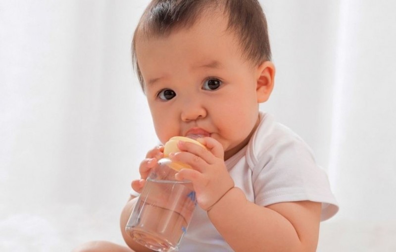 Learn the Correct Time and Quantity for Feeding Your Baby Water
