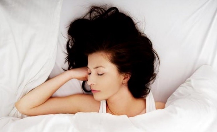 Know The Surprising Health Benefits of Sleeping Without a Pillow