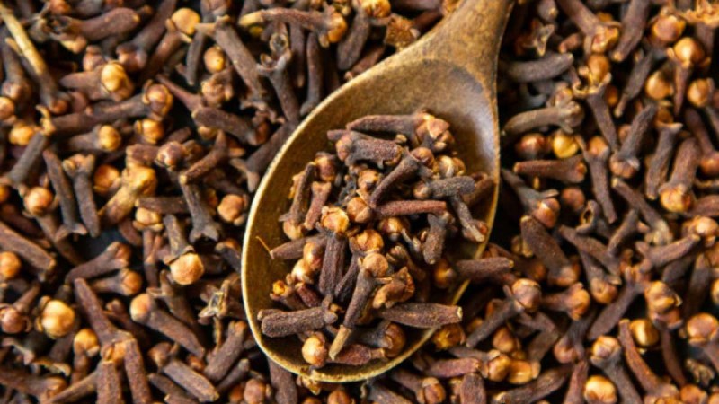 Mix two cloves in warm water and drink it before sleeping, these will be the benefits
