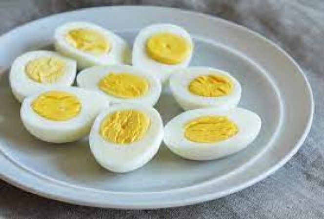 How many days does it take for a boiled egg to spoil if kept in the refrigerator?
