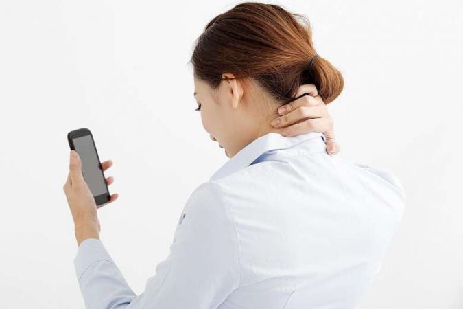 5 easy tips to prevent neck pain which using the smartphone
