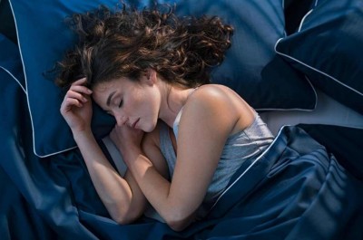 5 ऐसी गलतियां जो आप सोते वक़्त करते है जो मुँहासे का कारण बनती हैं